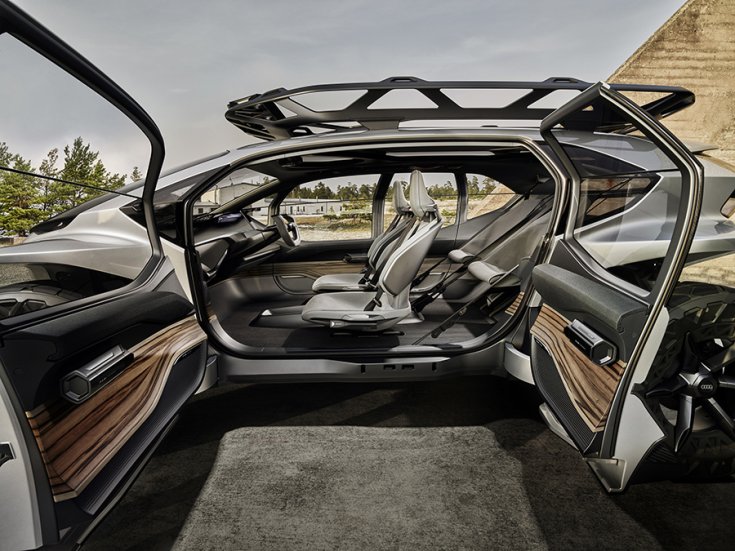 Az Audi AI:TRAIL Quattro Concept oldalról fotózva nyitott ajtókkal