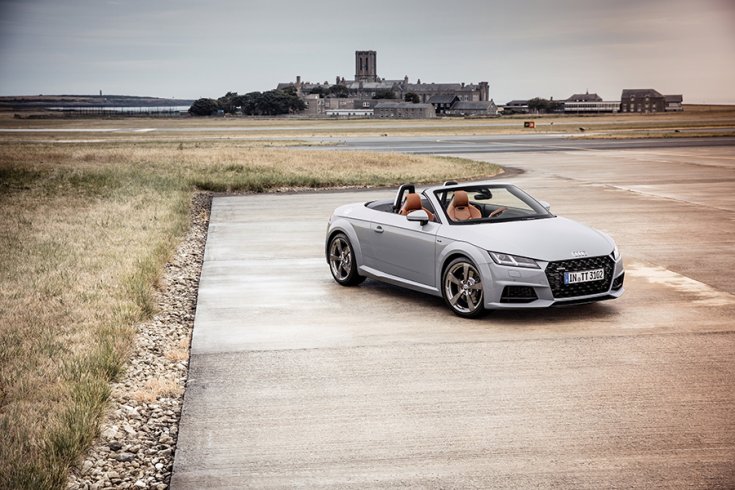 Audi TT 20 years egy repülőtéren szemből fotózva
