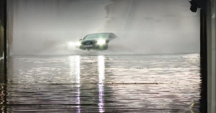 Nyakig érő vízbe gázol egy Audi Kecskeméten