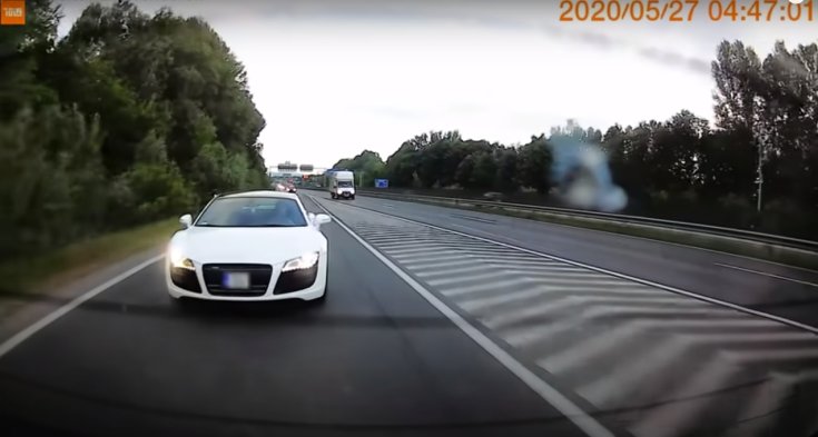 Erőszakosan közlekedő audis