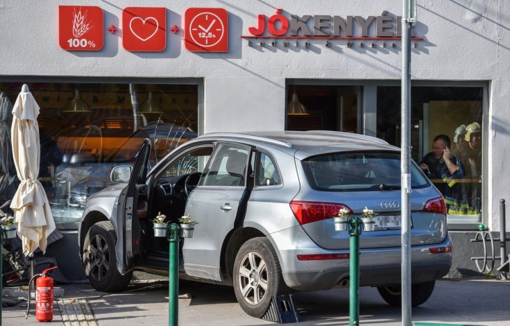 Összetört Audi hátulról