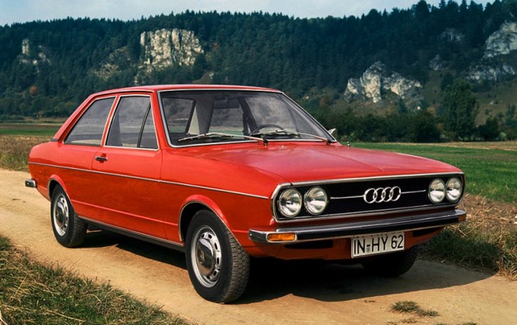 1972 Audi 80 B1, vörös 2 ajtós limuzin, elölnézet, oldalnézet, jobbról döntve