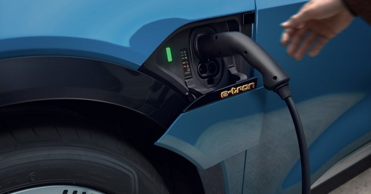 2019 Audi elektromos SUV, kék, töltő, oldalnézet, balról