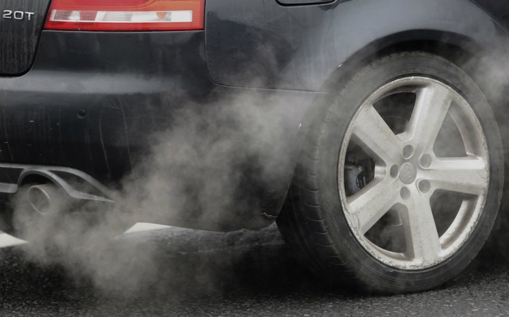 Audi típusú személygépkocsi szennyezi a környezetet