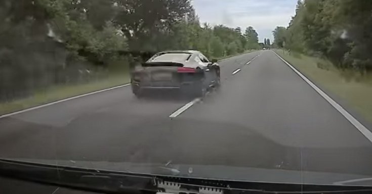 Audi R8 előzi a civil rendőrautót