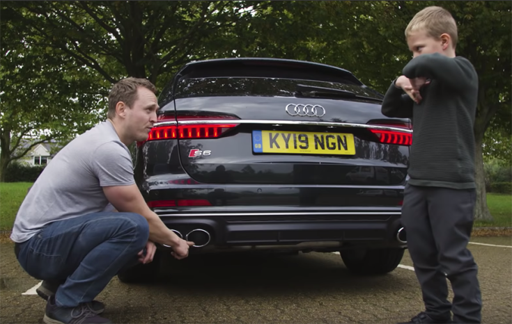 Apa és fia együtt nézik az Audi S6 hátulját