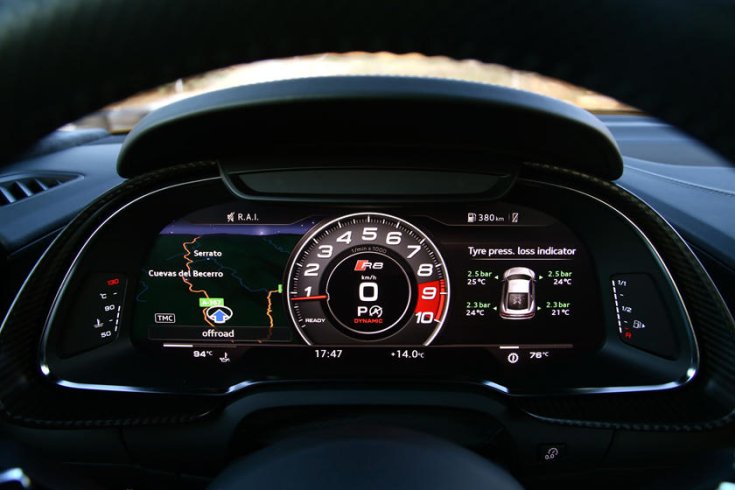 Audi R8-as modell belső tere, azon belül is a központi vezérlő egység közelről
