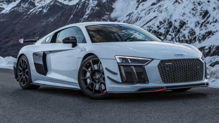 Havas szerpentinen pózoló Audi R8 V10-es, oldalról, szemből