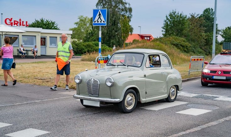 Austin A30 / A35 Seven „Se7en”, kétajtós limuzin, elölnézet, oldalnézet, balról döntve, távolról ráközelítve, menet közben, zebrán halad át
