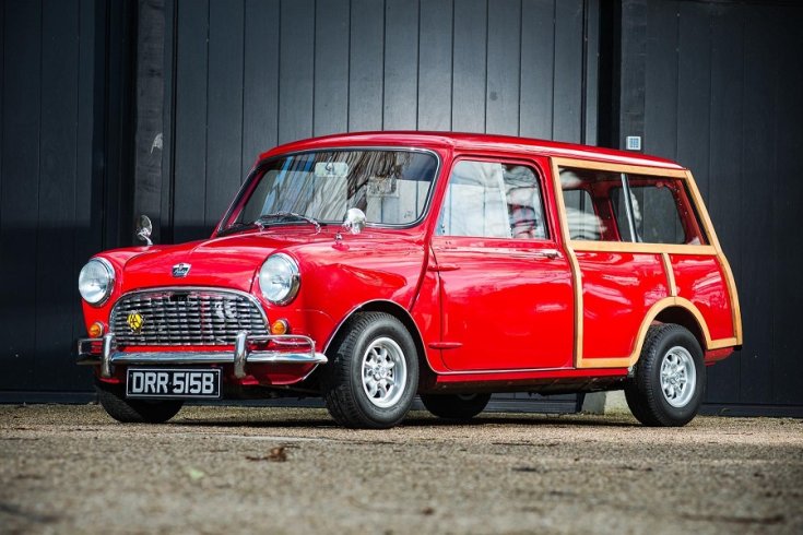 1960 Austin Mini Countryman, élénk vörös, woody faberakás, elölnézet, oldalnézet, balról, távolról ráközelítve, alulról fotózva