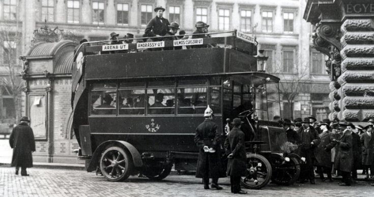 Régi fotó az első daimler-tudor buszról Budapesten