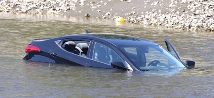 Autó a vízben a navigációs rendszer rossz utasítása miatt