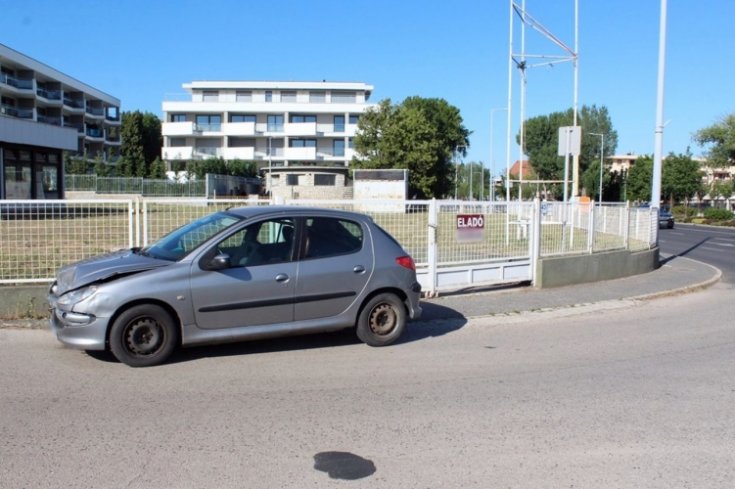 Peugeot típusú személygépjármű oldalról fotózva