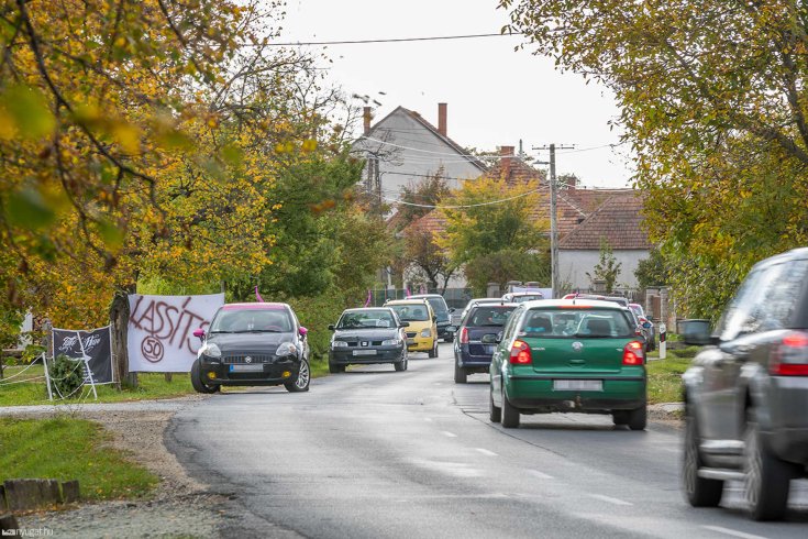 Lakott területen belül közlekedő autók