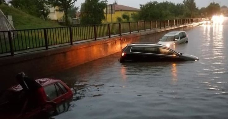 víz alá merült autók Szolnokon