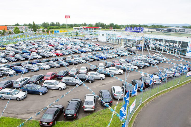 Egymás mellett parkoló autók Az AAA Auto fóti kereskedéseben