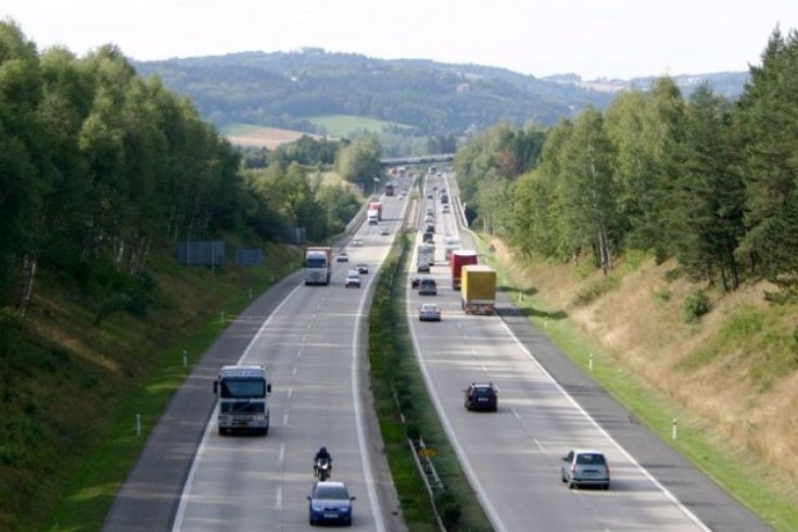 Autópályán közlekedő járművek