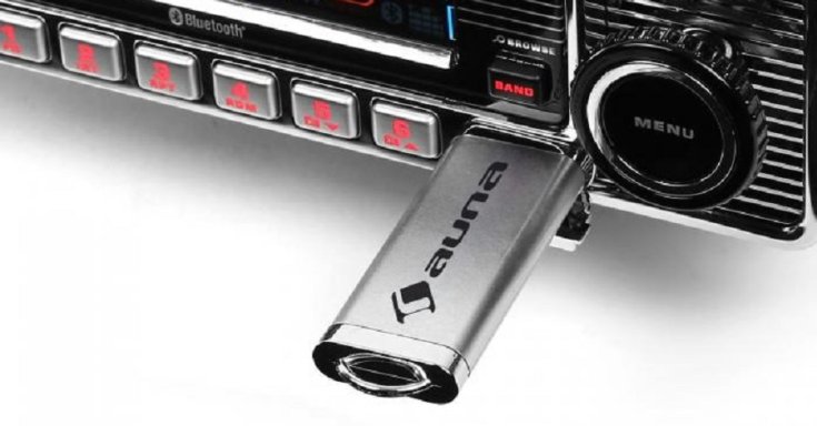 autórádió USB csatlakozóval, előlnézet, felülről