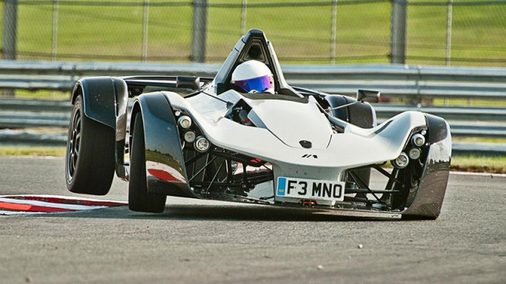 BAC Mono szemből egy rázókövön