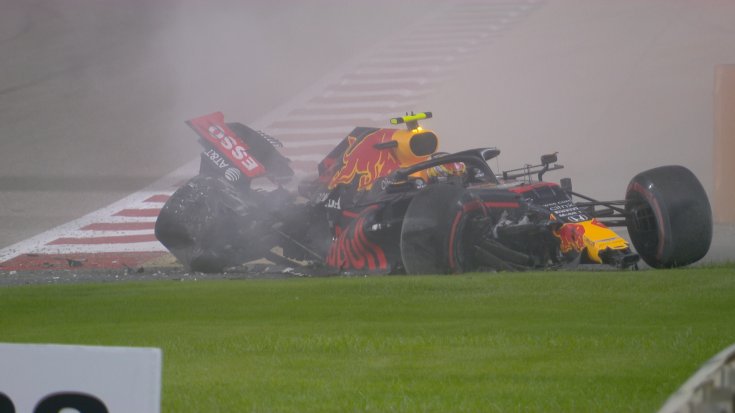 Albon a falba tette a Red Bullt Bahreinben