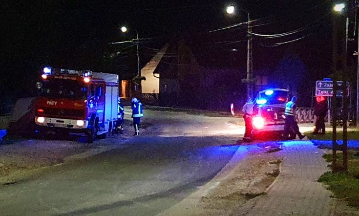 Közlekedési baleset helyszínén dolgoznak a Katasztrófavédelem munkatársai