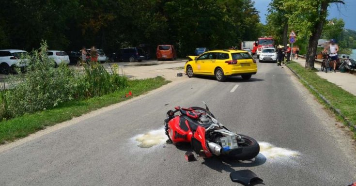 Úttesten fekvő motor Tihanyban