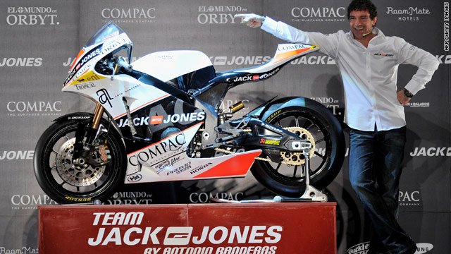 Antonio Banderas egy Moto2-es motorral