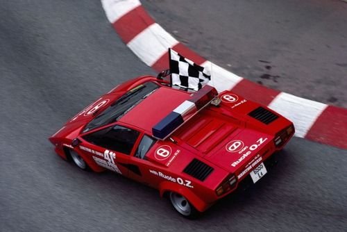 Lamborghini Countach a monacoi pályán felülről a rázókövön