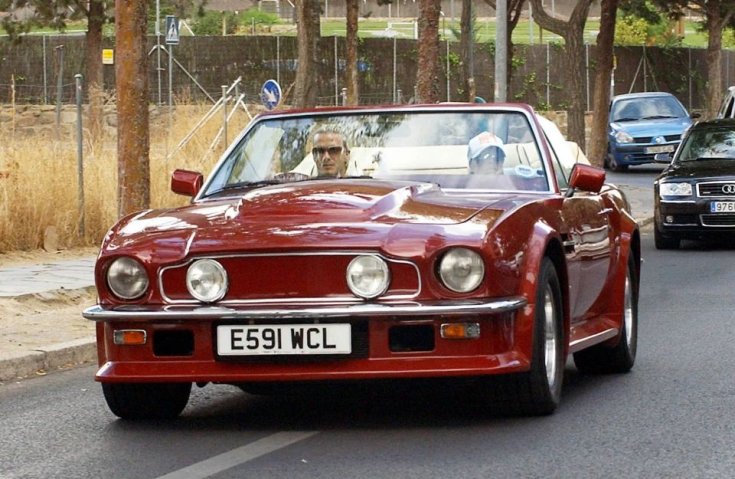 Aston Martin V8 Volantét vezet David Beckham, mellette felesége, Victoria