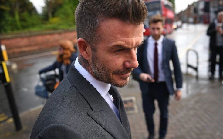 Beckham szürke öltönyben érkezik a tárgyalásra
