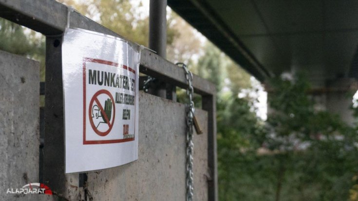Munkaterületre való belépést korlátozó tábla