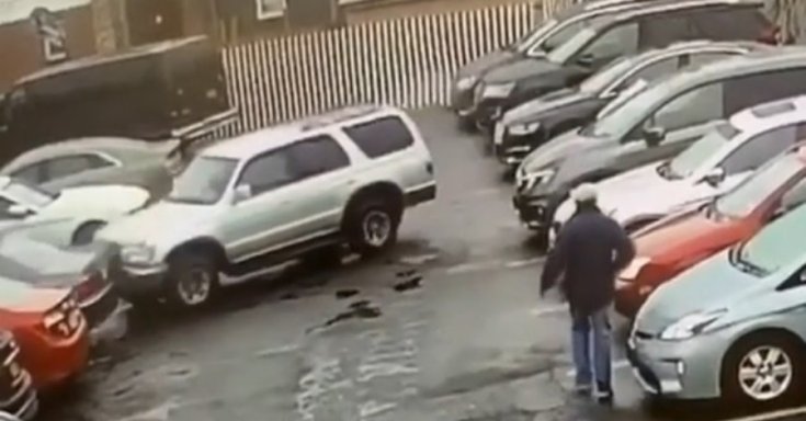 Parkoló autókat lezúzó SUV