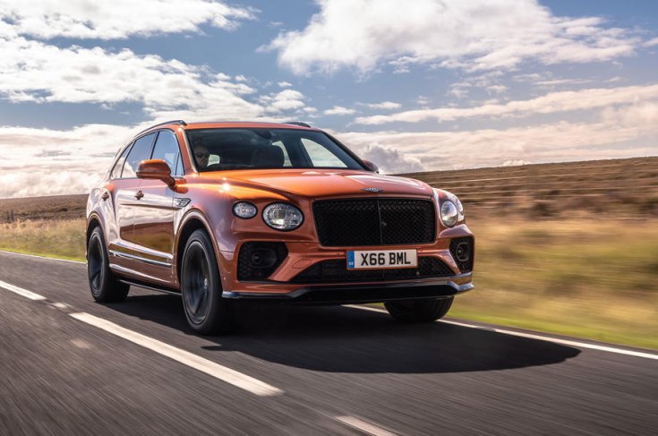 Bentley Bentayga országúton, féloldalról