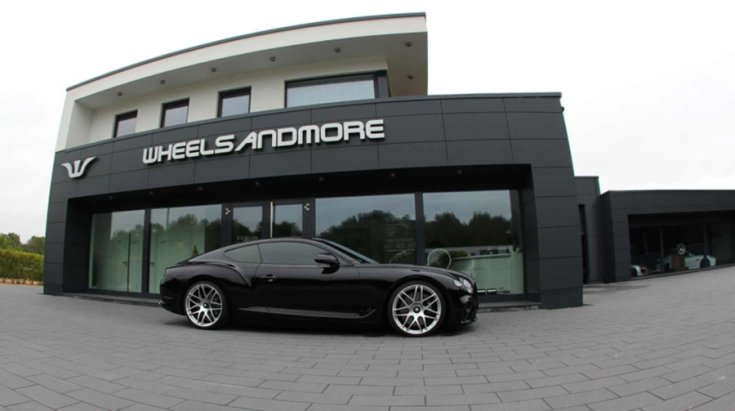 A Wheelsandmore épülete előtt a Bentley Continental GT 3S oldalról fotózva