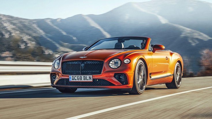 A Bentley Continental GT Convertible menet közben elölről fotózva