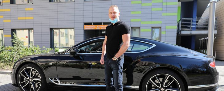Maszkokat adományozó István és a Bentley Continental GT járműve