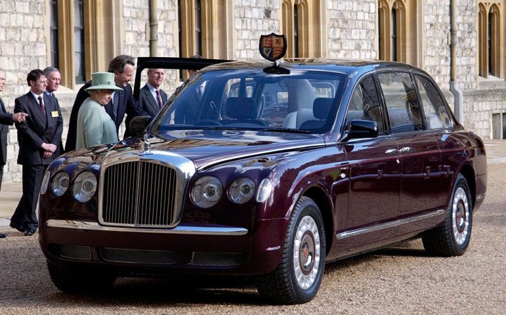 II. Erzsébet királynő beszáll egy bordó fényezésű Queen's State Bentleybe