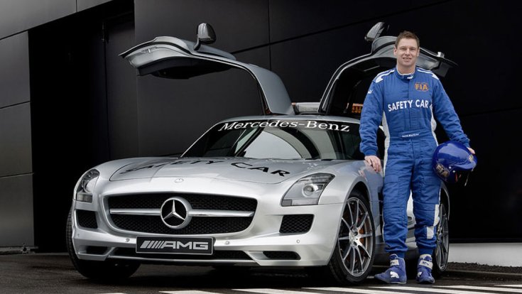 Bernd Mayländer a Mercedes-AMG Safety Car autója mellett szemből