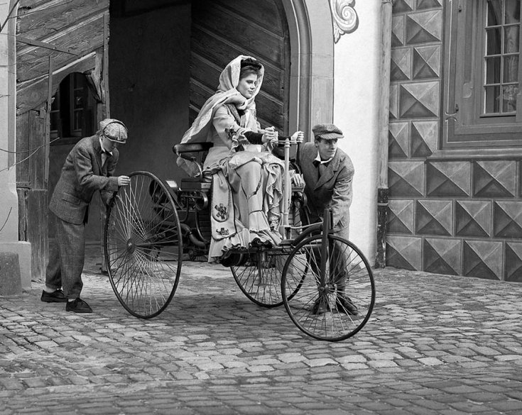 alttag:Bertha Benz a Patent-Motorwagen vezetése közben