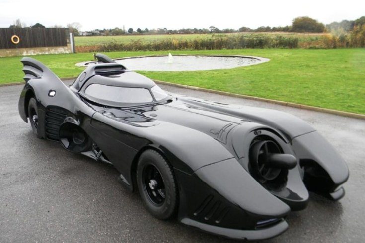 Batmobil egy úton szemből, oldalról