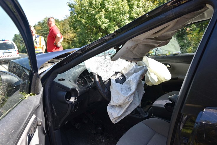 Egy Seat típusú autó betört szélvédője