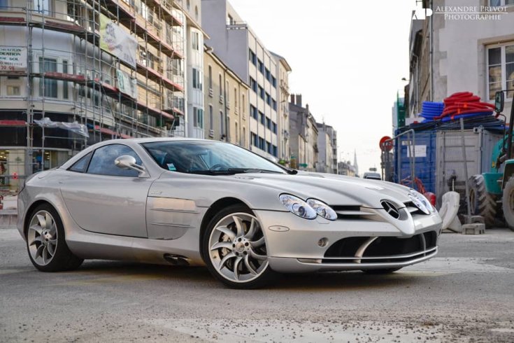 Mercedes SLR féloldalról egy városi utca kanyarjában, féloldalról