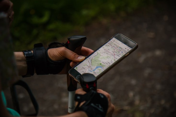bicikis nyomkodja a telefonját