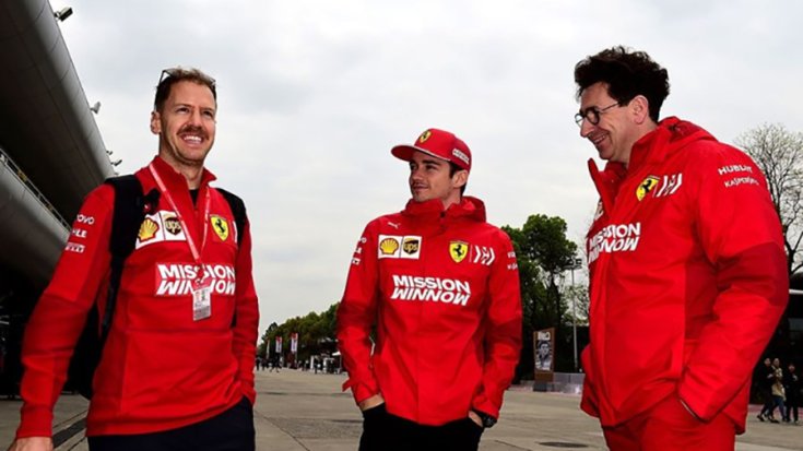 Sebastian Vettel, Charles Leclerc és Mattia Binotto beszélgetnek
