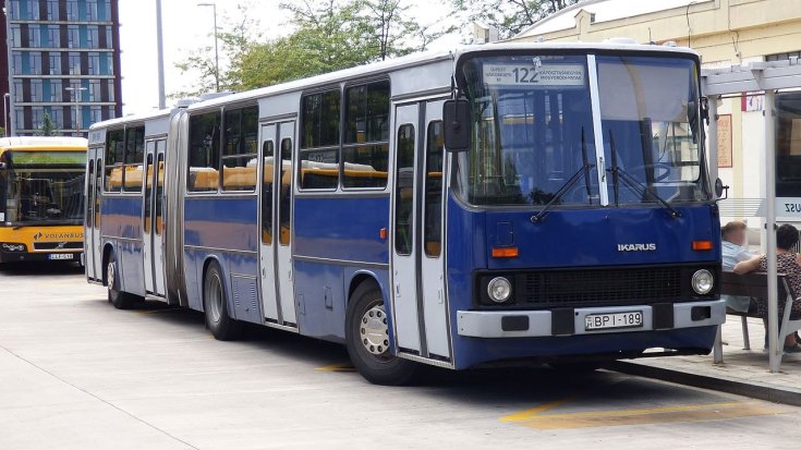 Ikarus csuklós busz szemből egy pályaudvaron