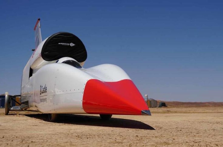 A Bloodhound Land Speed Record rakétaautó szemből fotózva