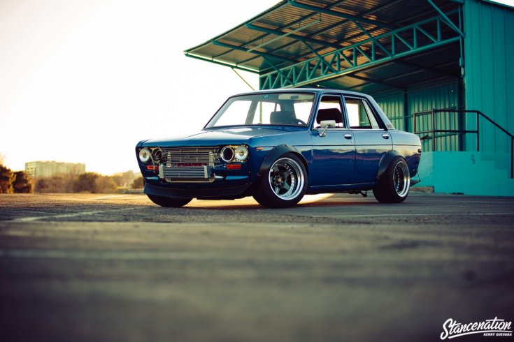 Wes Glockzin 1969-es Datsun 510 Bluebirdje, 45 fokból, naplementében, kék színben