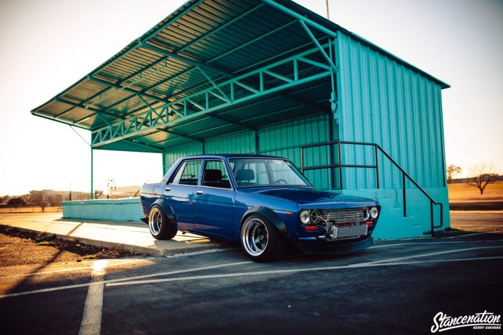 Wes Glockzin 1969-es Datsun 510 Bluebirdje 45 fokos szögből, szemből, naplementében, Subaru WR Blue Pearl árnyalatban