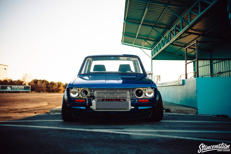 Wes Glockzin 1969-es Datsun 510 Bluebirdje, szemből, naplementében, kék színben
