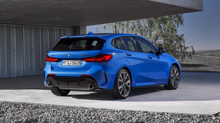 BMW 1-es sorozat királykék színben hátulról